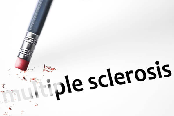 Der Schriftzug "multiple sclerosis" wird von einem Radiergummi ausradiert.